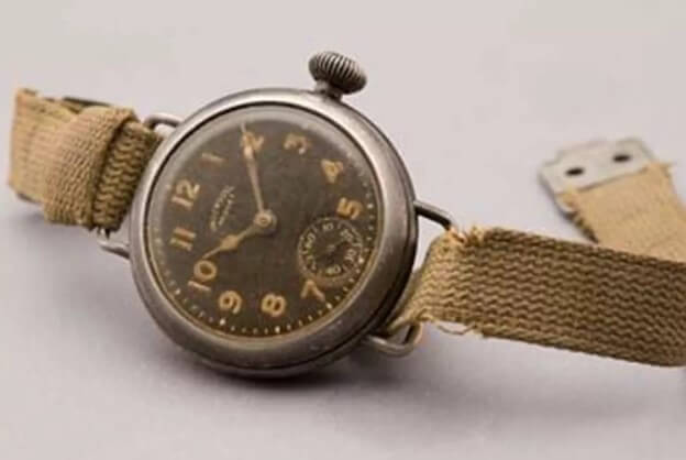 Архивное фото часов, созданных специально для армии США в начале XX века