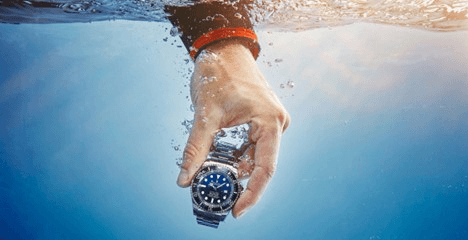 Многие спортивные часы обладают водонепроницаемостью